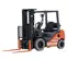 Un chariot élévateur Toyota orange et gris avec des accents noirs et des fourches orange, portant la marque « United Rentals » et un réservoir de propane à l’arrière, illustré d’un angle avant droit, légèrement élevé sur un fond blanc.