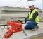 Travailleur utilisant une cintreuse à barre d’armature électrique Multiquip rouge