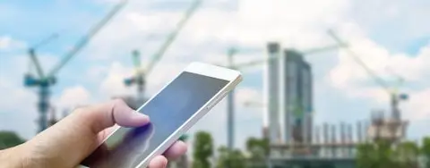 téléphone cellulaire devant un chantier