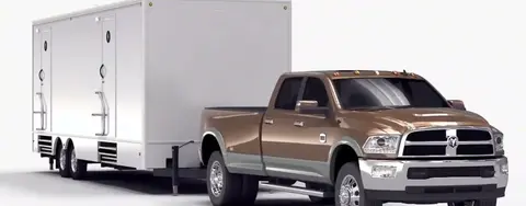 Remorque de toilettes tirée par un camion