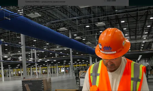 Homme portant un EPI sur le chantier