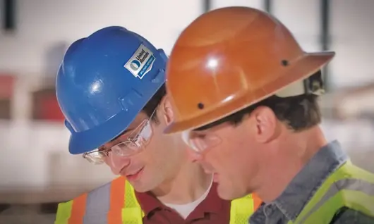 deux hommes portant un casque de sécurité