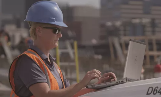 femme sur un chantier avec un ordinateur portable