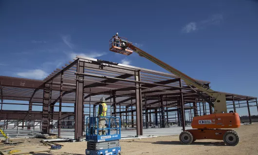 Travailleurs utilisant des chariots élévateurs sur un chantier