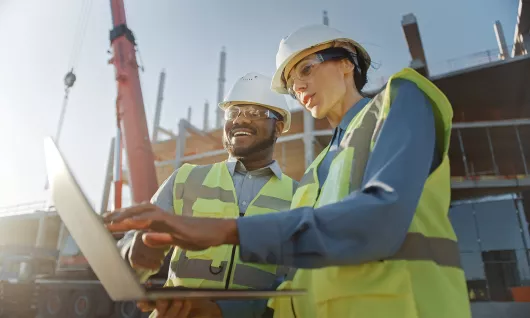 Deux travailleurs sur un chantier