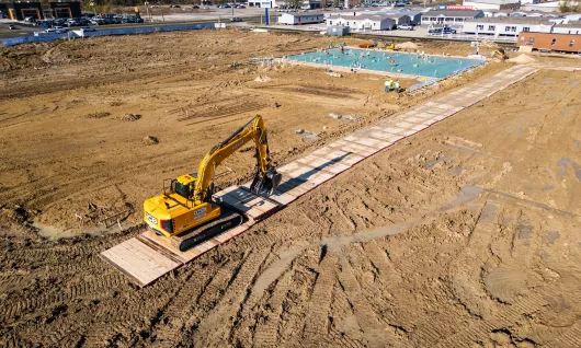 Installation de tapis sur un chantier