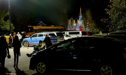 Tour d’éclairage en cours d’utilisation sur le parc de stationnement pour événements