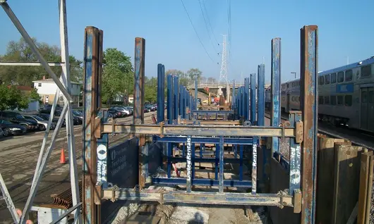 Système à rails coulissants installé sur un chantier