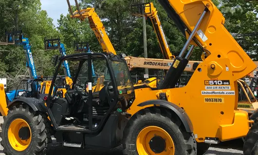 Un grand chariot élévateur sur un chantier.