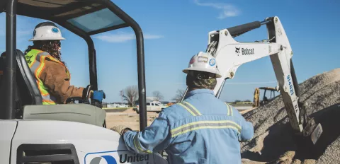 travailleurs avec excavatrice