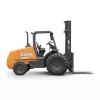 Vue latérale d’un chariot élévateur tout-terrain CASE orange avec pneus noirs, un mât de levage droit et une cabine ouverte pour l’opérateur.