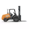 Vue latérale d’un chariot élévateur tout-terrain CASE orange avec pneus noirs et mât de levage droit avec fourches noires déployées.