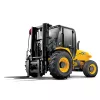 Vue avant inclinée d’un chariot élévateur tout-terrain JCB jaune avec fourches noires, pneus noirs et cabine fermée.