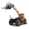 Vue avant inclinée d’un chariot élévateur à portée variable JLG orange et jaune avec flèche allongée, chariot élévateur et cabine fermée.