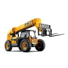 Vue avant inclinée d’un chariot élévateur à portée variable JCB jaune avec flèche allongée, chariot élévateur et cabine fermée.