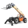 Vue avant d’un chariot élévateur à portée variable JLG orange et jaune avec flèche allongée, stabilisateurs, chariot élévateur et cabine fermée.