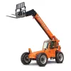 Vue avant en angle d’un chariot élévateur à portée variable SkyTrak orange avec flèche déployée, fourches noires et cabine fermée.