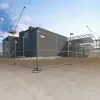 ZND 2,44 m x 3,66 m Panneaux de clôture temporaires devant un bâtiment