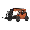 Un chariot élévateur à portée variable JLG SkyTrak orange avec une flèche noire et des fourches noires, vu d’un angle latéral légèrement élevé sur un fond blanc.