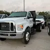 Vue avant droite inclinée d’une camionnette blanche avec un plateau noir.