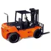 Vue latérale d’un chariot élévateur d’entrepôt Doosan orange et noir avec une cabine ouverte et des fourches noires allongées.