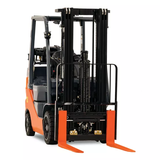 Chariot élévateur d’entrepôt avec pneus renforcés Toyota orange et noir