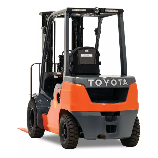 Chariot élévateur d’entrepôt Toyota orange et noir