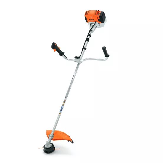 Débroussailleuse STIHL orange, noire, blanche et argent, essence