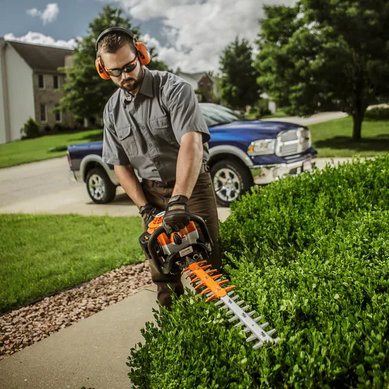Taille-haie Stihl orange avec lame de 76 cm