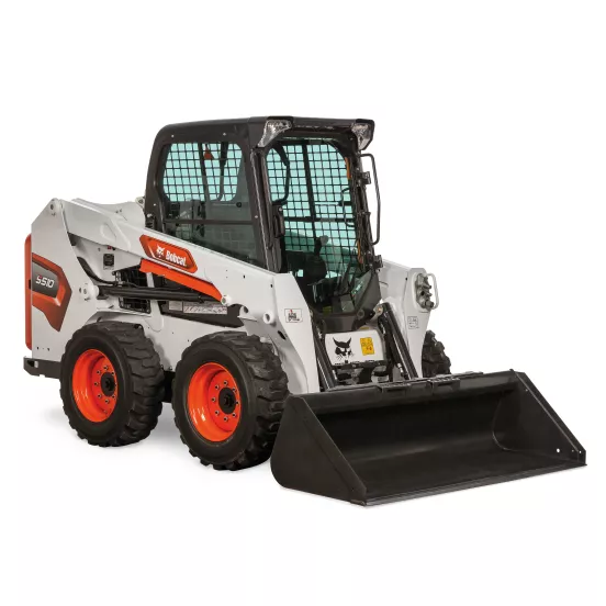 Chargeuse à direction à glissement BOBCAT blanche, noire et orange 770 à 860 kg