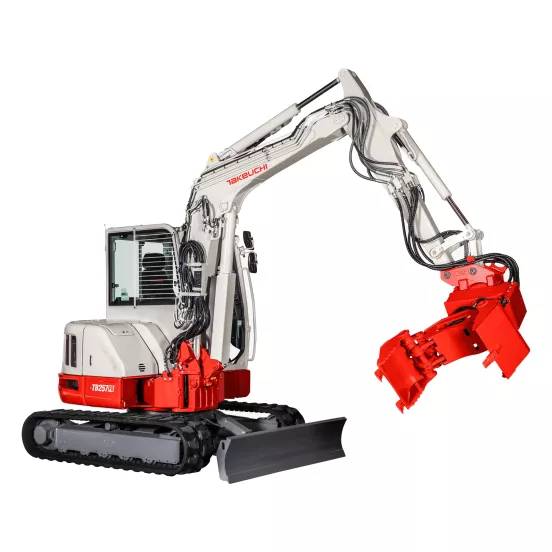 Mini-excavatrice TAKEUCHI blanche, rouge et grise de 3,5 à 4,5 tonnes, balancement réduit de l’arrière