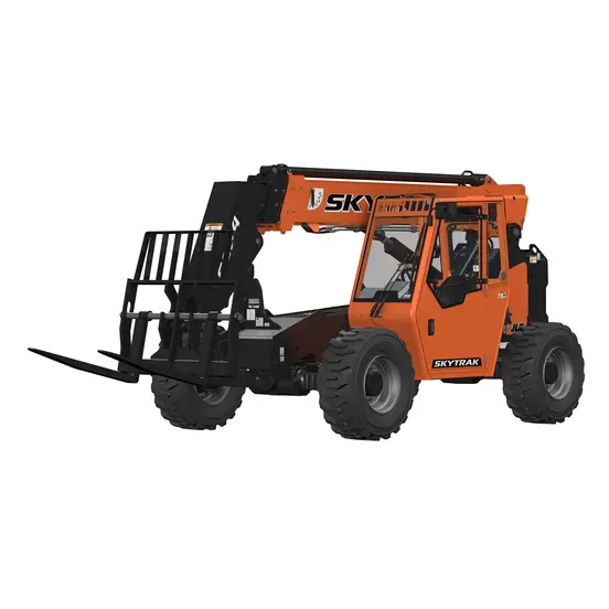Un chariot élévateur à portée variable JLG SkyTrak orange avec une flèche noire et des fourches noires, vu d’un angle latéral légèrement élevé sur un fond blanc.