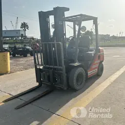 Chariot chariot élévateur d’entrepôt Toyota 8FDU25 2020
